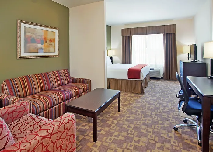 Golf hotel: Holiday Inn Express & Suites North